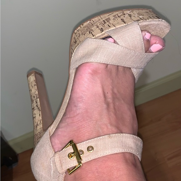 Qupid Tan Thick Heel Platform Shoes Women Size 8 w Strap and Buckle Crisscross. - Picture 5 of 7